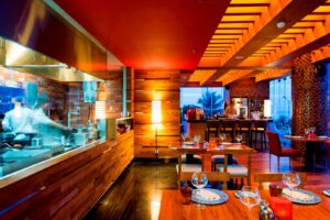 Küchenfronten : Kuechenfarben 2027 Restaurantkueche Mit Holzverkleidung Und Orangem Licht Kuchenfronten Farben 2027