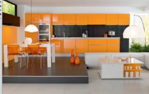Küchenfronten: Kuechenfronten Farben 2027 Orange Hochglanzkueche Mit Schwarzer Rueckwand Und Esstisch Kuchenfronten Farben 2027