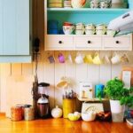 Badezimmer Style : Kuechenfronten Farben 2027 Pastellfarbene Kueche Mit Geschirrregal Und Bunten Tassen Kleines Badezimmer Mit Dusche Modern Gestalten