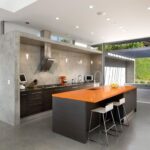 Badezimmer Style : Kuechenfronten Folieren Oder Lackieren Moderne Kueche Mit Sichtbeton Und Oranger Kochinsel Kleines Bad Renovieren