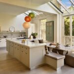 Badezimmer Design : Kuechenfronten Nach Mass Bestellen Helle Kueche Mit Kochinsel Und Bunten Kugelleuchten Badezimmer Streichen Kosten