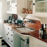 Badezimmer Style : Kuechenfronten Nach Mass Bestellen Weisse Landhauskueche Mit Holzarbeitsplatte Und Kupferkruegen Freistehende Badewanne Im Kleinen Bad