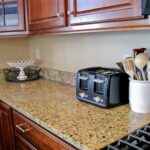 Moderne Küchen : Kuechenfronten Reinigen Und Pflegen Holzkueche Mit Granitarbeitsplatte Und Toaster Kleine Küche Modern Einrichten