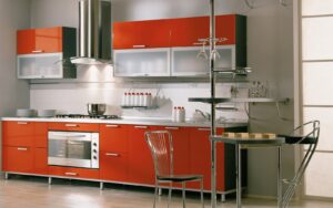 Moderne Küchen: Kuechenfronten Reinigen Und Pflegen Orange Kuechenzeile Mit Dunstabzugshaube Und Bartisch Kleine Küche Modern Einrichten