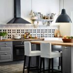 Badezimmer Style : L Kuche Planen Graue Kuche Musterfliesen Ruckwand Holzinsel Barhocker Pendelleuchten Kleines Badezimmer Mit Dusche Modern Gestalten Badezimmer Style : L Kuche Planen Graue Kuche Musterfliesen Ruckwand Holzinsel Barhocker Pendelleuchten Kleines Badezimmer Mit Dusche Modern Gestalten