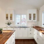 Badezimmer Style : L Kuche Planen Weisse Landhauskuche Holzarbeitsplatte Glasvitrinen Eckfenster Badspiegel Mit Beleuchtung Badezimmer Style : L Kuche Planen Weisse Landhauskuche Holzarbeitsplatte Glasvitrinen Eckfenster Badspiegel Mit Beleuchtung