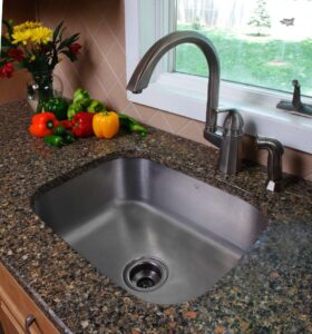 Badezimmer Style: Moderne Waschtische Granitarbeitsplatte Unterbauspule Paprika Fenster Armatur Badspiegel Mit Beleuchtung
