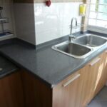 Badezimmer Style : Moderne Waschtische Graue Arbeitsplatte Doppelspule Holzschranke Fensterecke Badezimmer Dekorieren
