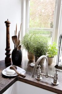 Badezimmer Style : Moderne Waschtische Holzarbeitsplatte Spule Krautertopfe Fenster Armatur Moderne Waschtische