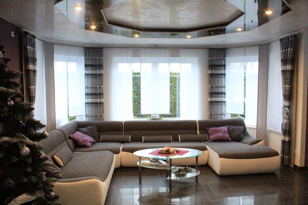 graues wohnzimmer wohnlandschaft panoramafenster spiegeldecke