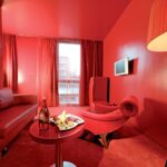Wohnzimmer Ideen : Moderne Wohnzimmer Deko Ideen Komplett Rotes Wohnzimmer Ledersofa Sessel Stehlampe Moderne Wohnzimmer Deko Ideen
