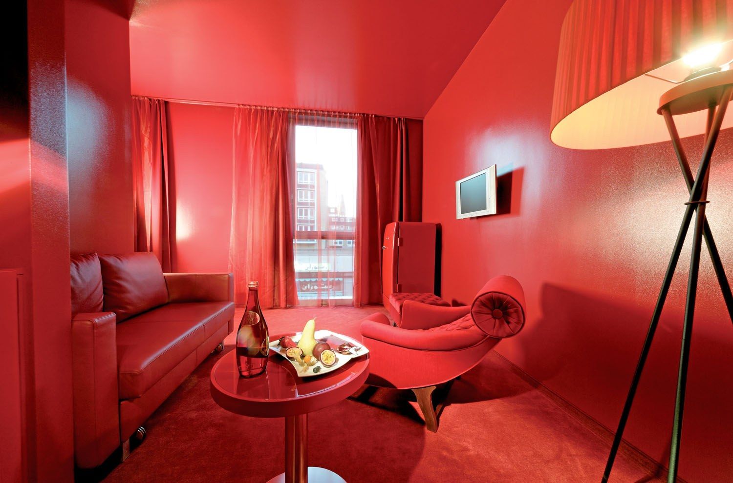 Wohnzimmer Ideen : Moderne Wohnzimmer Deko Ideen Komplett Rotes Wohnzimmer Ledersofa Sessel Stehlampe Moderne Wohnzimmer Deko Ideen