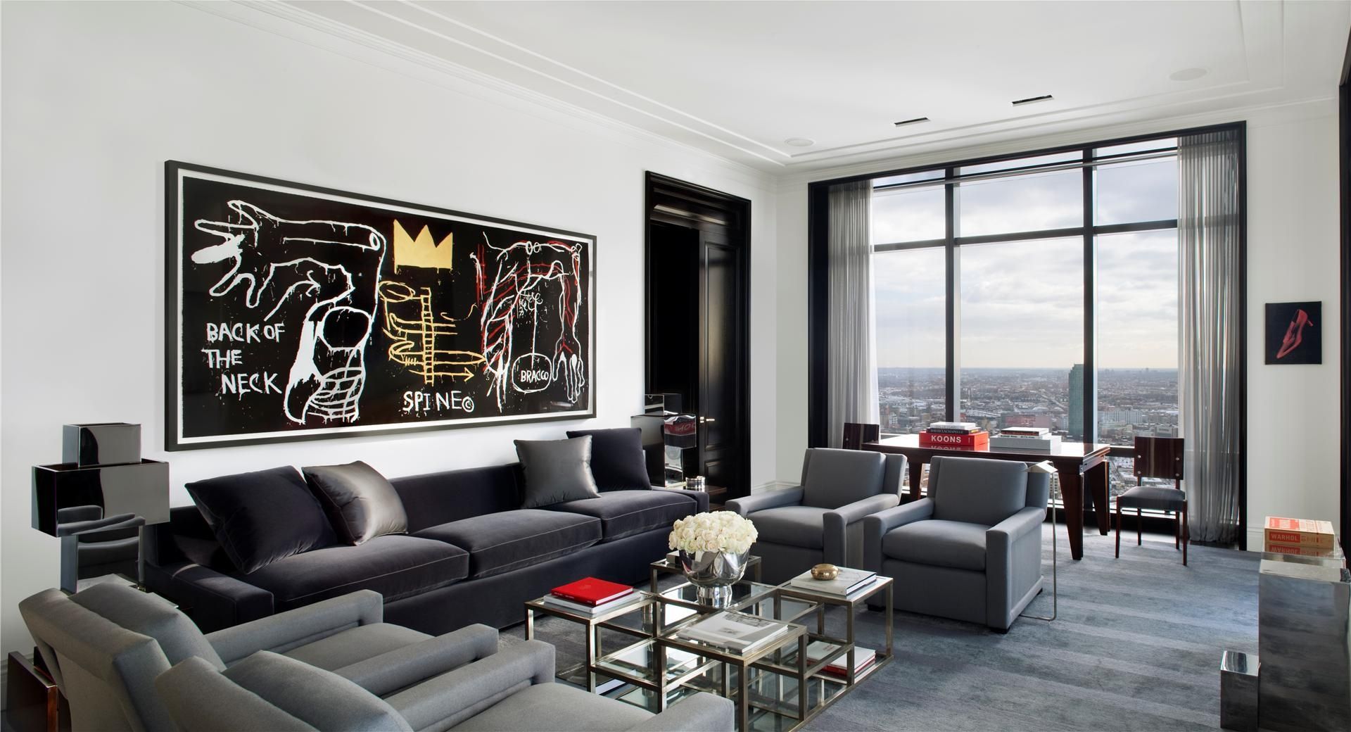 modernes penthouse wohnzimmer graues sofa stadtblick kunstwerk