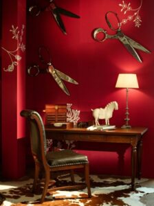 Wohnzimmer Ideen : Moderne Wohnzimmer Deko Ideen Rote Wand Arbeitsecke Riesenscheren Holzschreibtisch Kuhfellteppich Moderne Wohnzimmer Deko Ideen