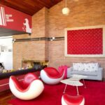 Wohnzimmer Ideen : Moderne Wohnzimmer Deko Ideen Ziegelwand Wohnzimmer Rote Eierstuhle Roter Teppich Holzdecke Moderne Wohnzimmer Deko Ideen