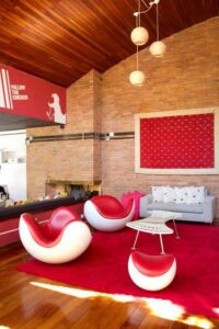 Wohnzimmer Ideen : Moderne Wohnzimmer Deko Ideen Ziegelwand Wohnzimmer Rote Eierstuhle Roter Teppich Holzdecke Moderne Wohnzimmer Deko Ideen