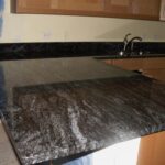 Moderne Küchen : Mosaikfliesen Im Bad Dunkle Granitarbeitsplatte Kuchenzeile Holzschranke Blaue Wand Küchenarbeitsplatte Vergleich Moderne Küchen : Mosaikfliesen Im Bad Dunkle Granitarbeitsplatte Kuchenzeile Holzschranke Blaue Wand Küchenarbeitsplatte Vergleich