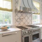 Badezimmer Style : Mosaikfliesen Im Bad Helle Kuche Ornament Ruckwand Edelstahlhaube Gasherd Fenster Badezimmer Im Landhausstil Einrichten Badezimmer Style : Mosaikfliesen Im Bad Helle Kuche Ornament Ruckwand Edelstahlhaube Gasherd Fenster Badezimmer Im Landhausstil Einrichten