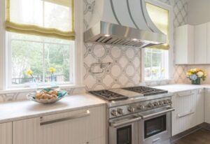 Badezimmer Style: Mosaikfliesen Im Bad Helle Kuche Ornament Ruckwand Edelstahlhaube Gasherd Fenster Badspiegel Mit Beleuchtung