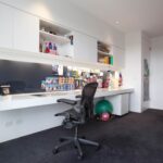 Moderne Küchen : Offene Kuche In Kleiner Wohnung Arbeitszimmer Weisser Schwebeschreibtisch Hangeschranke Pinnwand Kleine Küche Modern Einrichten