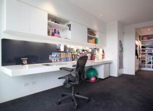 Badezimmer Style: Offene Kuche In Kleiner Wohnung Arbeitszimmer Weisser Schwebeschreibtisch Hangeschranke Pinnwand Kleines Bad Renovieren