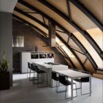 Moderne Küchen : Offene Kuche In Kleiner Wohnung Dachgeschoss Kuche Gewolbte Holzbogen Kochinsel Schwarze Stuhle Offene Küche In Kleiner Wohnung