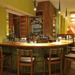 Badezimmer Style : Offene Kuche In Kleiner Wohnung Restaurant Bar Geschwungener Tresen Backsteinsaule Barhocker Badezimmer Dekorieren