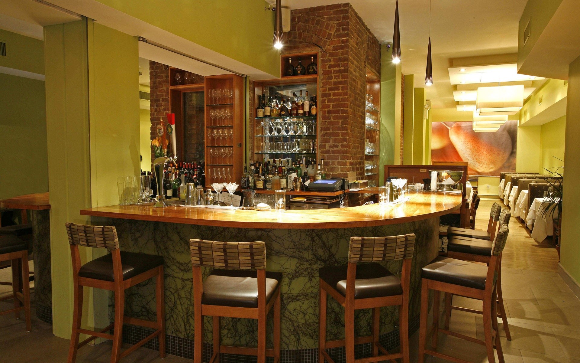 restaurant bar geschwungener tresen backsteinsaule barhocker