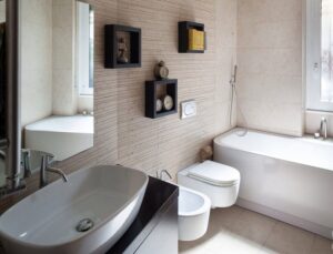 Moderne Küchen: Platzsparende Badewanne Beiges Badezimmer Aufsatzwaschbecken Wandregale Badewanne Küche Mit Theke Planen