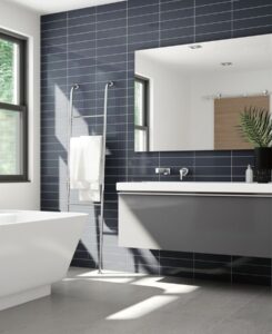 Wohnzimmer Ideen: Platzsparende Badewanne Blaue Fliesen Badezimmer Handtuchleiter Schwebender Waschtisch Moderne Wohnzimmer Deko Ideen