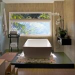 Moderne Küchen : Platzsparende Badewanne Freistehende Badewanne Kieselsteine Panoramafenster Orchidee Küche Mit Kochinsel Planen