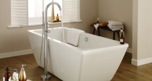 Ratgeber: Platzsparende Badewanne Freistehende Badewanne Standarmatur Handbrause Holzboden Küchenplanung Fehler Beheben