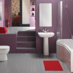 Badezimmer Style : Platzsparende Badewanne Lila Badezimmer Standwaschbecken Stufen Rote Handtucher Platzsparende Badewanne Für Kleine Bäder