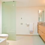 Badezimmer Style : Platzsparende Badewanne Mattierte Grune Glaswand Badezimmer Holz Waschtisch Platzsparende Badewanne Für Kleine Bäder