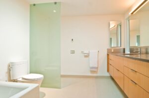 Ratgeber : Platzsparende Badewanne Mattierte Grune Glaswand Badezimmer Holz Waschtisch Kuchen Ideen: Inspiration Für Jeden Stil Und Grundriss Ratgeber: Platzsparende Badewanne Mattierte Grune Glaswand Badezimmer Holz Waschtisch Kuchen Ideen: Inspiration Für Jeden Stil Und Grundriss