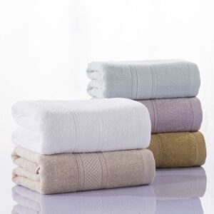 Badezimmer Style: Schimmel Im Bad Vorbeugen Farbige Handtucher Stapel Weiss Beige Lila Schimmel Im Bad Vorbeugen