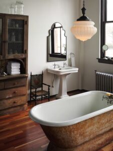 Badezimmer Style : Schimmel Im Bad Vorbeugen Vintage Badezimmer Standwaschbecken Rostige Badewanne Holzschrank Schimmel Im Bad Vorbeugen