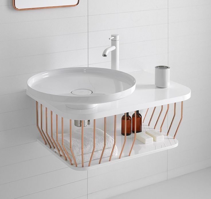 wandwaschbecken kupfer korb regal weisse fliesen