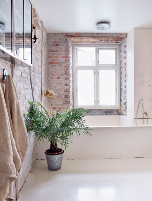 ziegelwand badezimmer einbauwanne palme fenster