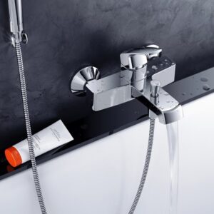 Ratgeber: Schwarze Armaturen Im Bad Rahmenloser Ovaler Spiegel Chrom Armatur Waschbecken Badsanierung Berlin Ideen: Altbau, Kosten Und Handwerkersuche