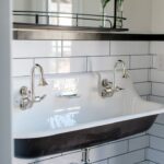 Badezimmer Style : Schwarze Armaturen Im Bad Schmales Badezimmer Gruene Schublade Holzwaschtisch Badewanne Kleines Bad Mit Dachschräge Einrichten