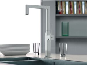 Badezimmer Style : Schwarze Armaturen Im Bad Wandmontierte Waschrinne Metrofliesen Zwei Armaturen Kleines Bad Mit Dachschräge Einrichten Badezimmer Style: Schwarze Armaturen Im Bad Wandmontierte Waschrinne Metrofliesen Zwei Armaturen Kleines Bad Mit Dachschräge Einrichten
