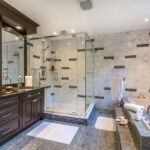 Badezimmer Style : Stauraum Im Kleinen Bad Dunkler Holz Doppelwaschtisch Marmor Glasdusche Kleines Bad Renovieren Badezimmer Style : Stauraum Im Kleinen Bad Dunkler Holz Doppelwaschtisch Marmor Glasdusche Kleines Bad Renovieren