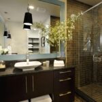 Moderne Küchen : Stauraum Im Kleinen Bad Dunkler Holzwaschtisch Badezimmer Mosaik Glasdusche Küche Mit Kochinsel Planen Moderne Küchen : Stauraum Im Kleinen Bad Dunkler Holzwaschtisch Badezimmer Mosaik Glasdusche Küche Mit Kochinsel Planen