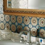 Moderne Küchen : Stauraum Im Kleinen Bad Goldener Rahmenspiegel Blaue Blumenfliesen Armatur Küche Mit Theke Planen Moderne Küchen : Stauraum Im Kleinen Bad Goldener Rahmenspiegel Blaue Blumenfliesen Armatur Küche Mit Theke Planen