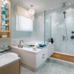 Moderne Küchen : Stauraum Im Kleinen Bad Hellblaues Badezimmer Eckbadewanne Teak Duschboden Kleine Küche Modern Einrichten