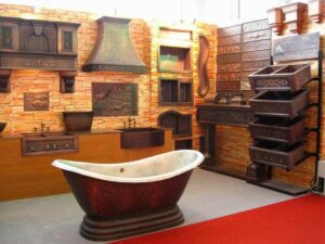 Moderne Küchen: Stauraum Im Kleinen Bad Kupferbadewanne Waschbecken Ausstellung Backsteinwand Küche Ohne Oberschränke