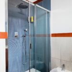 Moderne Küchen : Walk In Dusche Fur Kleine Bader Blau Gestreifte Fliesen Dusche Glasschiebetuer Walk-in-Dusche Für Kleine Bäder: Maße, Kosten, Planung