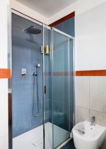 Fliesen & Farben : Walk In Dusche Fur Kleine Bader Blau Gestreifte Fliesen Dusche Glasschiebetuer Badezimmer Streichen Statt Fliesen Fliesen & Farben: Walk In Dusche Fur Kleine Bader Blau Gestreifte Fliesen Dusche Glasschiebetuer Badezimmer Streichen Statt Fliesen