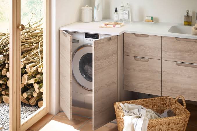 holztuer schrank waschmaschine waeschekorb